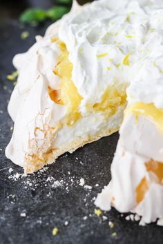 This Lemon Meringue Pavlova is lemony, sweet, and so delicious! All the flavour of a lemon meringue pie but on a soft pillowy Pavlova meringue. Pavlova Dessert, Meringue Pavlova, Meringue Desserts, Lemon Curd Recipe, Meringue Cake, Pavlova Recipe, Lemon Meringue Pie, Meringue Pie, Lemon Pie