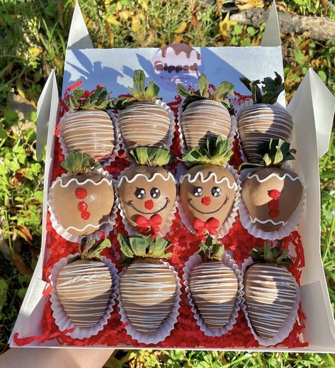 Desert For Christmas Party, Christmas Chocolate Covered Strawberries Ideas, Christmas Chocolate Covered Treats, Chocolate Covered Strawberries Christmas Ideas, Christmas Chocolate Strawberries, Santa Strawberries, Grinch Themed Desserts, Winter Chocolate Covered Strawberries, Christmas Theme Strawberries