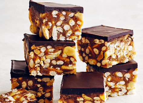 Donna Hay's no-cook chocolate peanut slices are the ideal salty-sweet treat - packed with ingredients like dates, peanut butter and raw cacoa chocolate. Vegan Bars, Donna Hay Recipes, Muesli Bars, Sbs Food, Donna Hay, Cooking Chocolate, Desserts Vegan, Puffed Rice, Slices Recipes