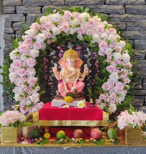 Mandir Flower Decoration Ideas, Decoration Ideas For Puja Pandal, Flower Makhar For Ganpati, Cute Ganpati Decoration, Lord Ganesh Decorations At Home, Ganpati Sthapna Decoration, Ganpatiji Decoration At Home, Ganesh Flower Decoration, Ganapati Makhar Decoration Ideas