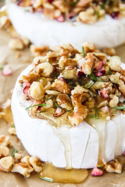 Baked Brie With Honey, Brie With Honey, Baked Brie Honey, Brie Wheel, Honey Brie, Honey Walnuts, Baked Brie Appetizer, Baked Brie Recipes, Brie Appetizer