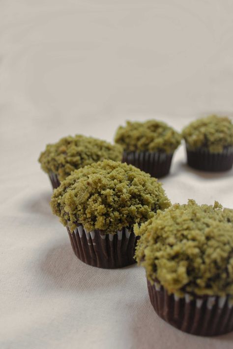 How to Make Easy Mossy Cupcakes | meganalms.com Forest Baby Shower Ideas, Forest Baby Shower Theme, Woodland Baby Shower Theme Boy, Woodland Baby Shower Theme, Baby Shower Theme Ideas, Enchanted Forest Baby Shower, Easy Cake Recipe, Forest Birthday Party, Fairy Baby Showers