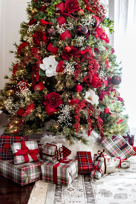 Traditional Red Christmas Tree Red Berry Garland Christmas Tree, Buoys Diy, Ralph Lauren Christmas Tree, Garland Hack, Traditional Red Christmas, Scene Tutorial, Moody Christmas, Burgundy Christmas, Window Christmas