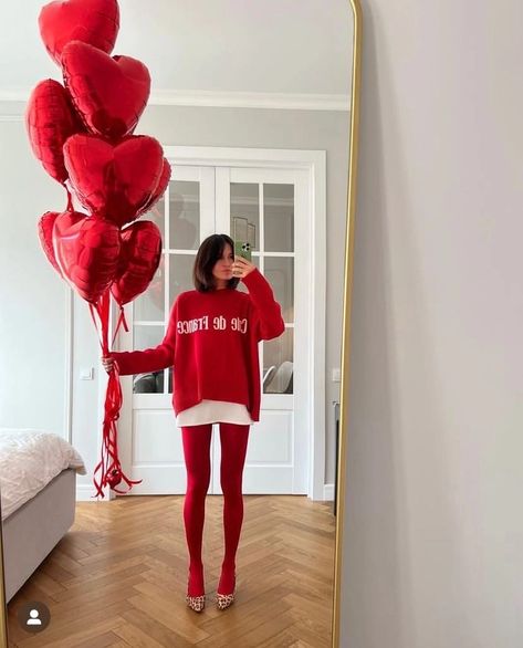 Santacon Outfit, Red Tights Outfit, Pink Tights, Red Tights, Red Stockings, Womens Business Casual, Cooler Look, Looks Street Style, Heart Balloons