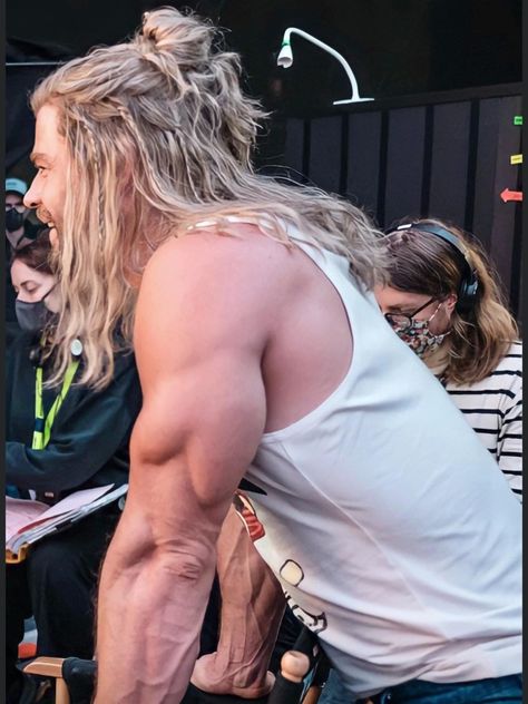 Chris Hemsworth Body, Chris Hemsworth Workout, Dhruva Movie, Hollywood Male Actors, Hemsworth Brothers, Handsome Male Models, Thor Love And Thunder, Chris Hemsworth Thor, Love And Thunder