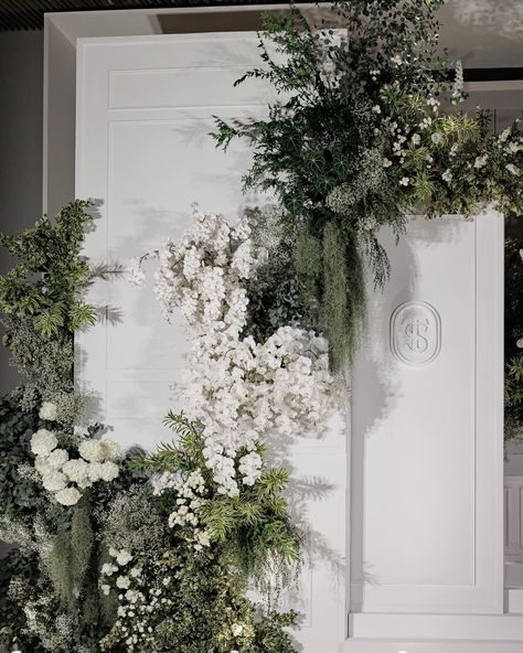 Garden Backdrop Wedding, White And Green Engagement Decor, Chinoiserie Wedding, Minimalist Wedding Decor, Wedding Reception Backdrop, Photo Backdrop Wedding, Dream Wedding Decorations, Wedding Planning Decor, Gold Wedding Theme