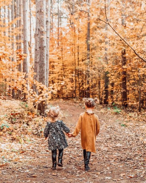 Family Fall Photo Poses, Sister Family Pictures, Fall Sibling Photos, Creative Fall Family Photoshoot, Fall Family Photos Siblings, Fall Pictures For Kids, Fall Sibling Photoshoot, Kids Fall Photoshoot Ideas, Sibling Fall Pictures