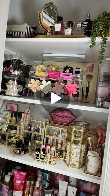 Mariem El Allouli on Instagram: "Comment Claw Clip and a link will be sent to your DM! This Acrylic Claw Clip Organizer Holder looks so cute. Great way to display and easily access my clips.  #réel #reelsvideo #organization #organization #organizer #instagram #viralvideos #video #viral #homeideas #homeinspiration" How To Store Hair Clips, Claw Clip Organizer, Clip Organizer, Video Viral, Claw Clip, Clip Ins, Viral Videos, So Cute, Instagram