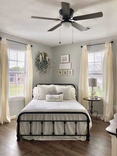 Bedroom With Tv On Side Wall, Small Cottage Bedroom Ideas Country, Farmhouse Boho Guest Bedroom, Small Bedroom Farmhouse Decor, Guest Room Inspiration Farmhouse, Country Style Guest Bedroom, Small Bedroom With Twin Bed Ideas, Farmhouse Bed In Front Of Window, Girly Farmhouse Bedroom