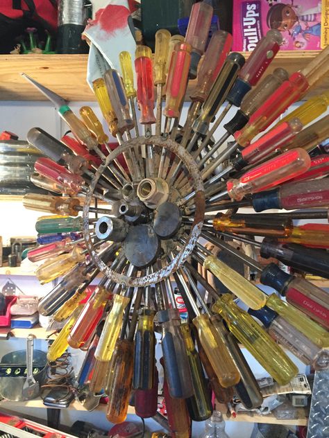 Flower made from old screwdrivers Screw Flowers Diy, Screwdriver Flower, Screwdriver Flower Art, Recycle Artwork, Junk Metal Art Old Tools, Screwdriver Sunflower, Garden Art From Junk Metal Sculptures Old Tools, Metal Welding Projects, Repurposed Tools