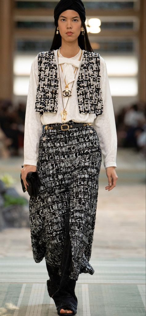 Pre - Fall 2023 Chanel Chanel Outfit 2023, Chanel Runway 2023, Chanel 2023 Fall Winter, Fw 2023 Fashion Trends, Fashion Trends 2023 Fall Winter Women, Chanel Clothes Women, Chanel Outfits Women, Chanel Style Outfits, Chanel Fall 2023