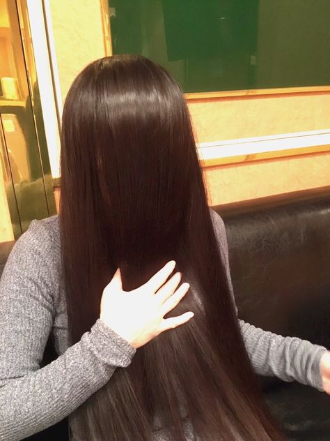 Hair Covering Eyes, Hair Covering, Long Shiny Hair, Long Bangs, Super Long Hair, Asian Hair, Beautiful Long Hair, Face Hair, Layered Cuts