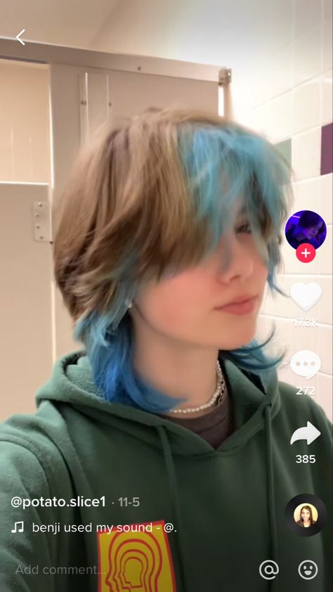 Short Blonde Hair With Blue Tips, Teal Wolfcut, Blue Hair Dye Ideas Short Hair, Mullet Hair Dye Ideas, Hair Dye For Short Hair, 2 Tone Hair Color Ideas For Short Hair, Blue Bangs Hair, Blue Hair Mullet, Hairdye Ideas Short Hair