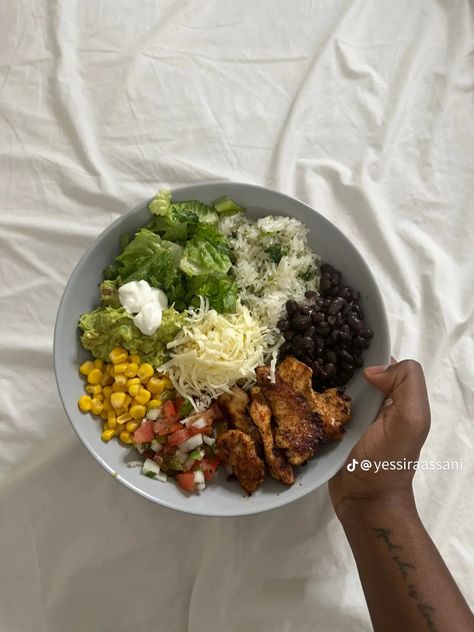 Chipotle Bowl, Plats Healthy, Christmas Meals, Festive Recipes, Healthy Lunch Snacks, Healthy High Protein Meals, Healthy Food Inspiration, Easy Healthy Meal Prep, Healthy Food Dishes