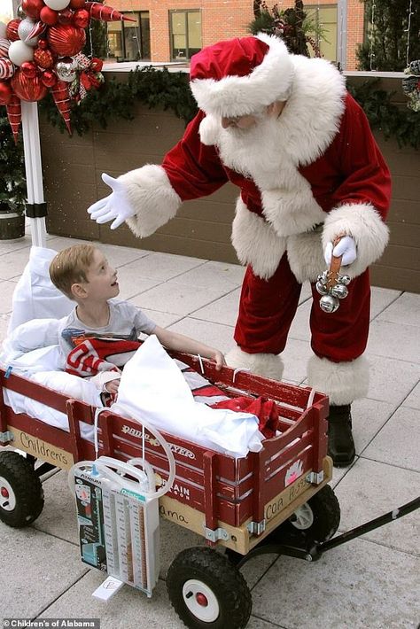 Dad whose daughter died at 7 helps throw Christmas party for pediatric hospital that cared for her | Daily Mail Online Christmas Hospital Decorations, Hospital Xmas Decorations, Hospital Christmas Decor, Christmas In The Hospital, Sick Kids On Hospital Bed, Dad Daughter, Pediatrics, Christmas Party, Christmas Food