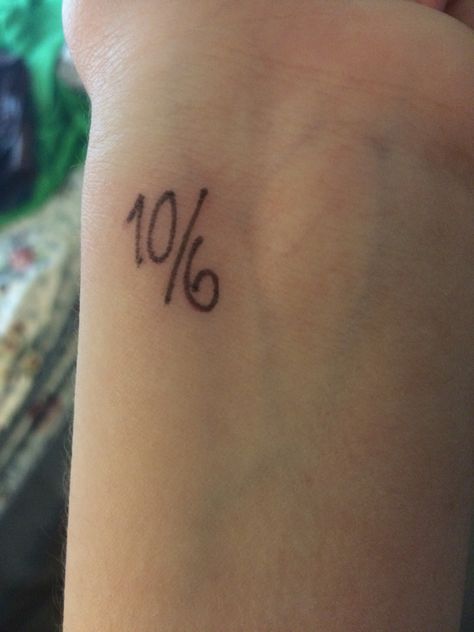 Self-drawn. 10/6 Alice in wonderland simple tattoo Mad Hatter Tattoo, Disney Sleeve Tattoos, Tim Burton Tattoo, Alice And Wonderland Tattoos, Wonderland Tattoo, Sick Tattoo, Fantasy Tattoos, Full Body Tattoo, Simple Tattoo