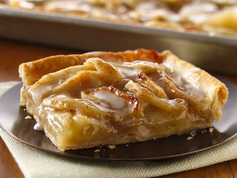 Apple Slab Pie from Betty Crocker.  Yummy dessert recipe for a crowd.  Want to wow them at your next Church Social or Community Function, this is the bomb.  YUM! Bread Inspiration, Slab Pies, Pie Crust Top, Slab Pie Recipes, Pastry Puff, Pillsbury Pie Crust, Apple Slab Pie, Apple Cupcakes, Apple Pie Bars