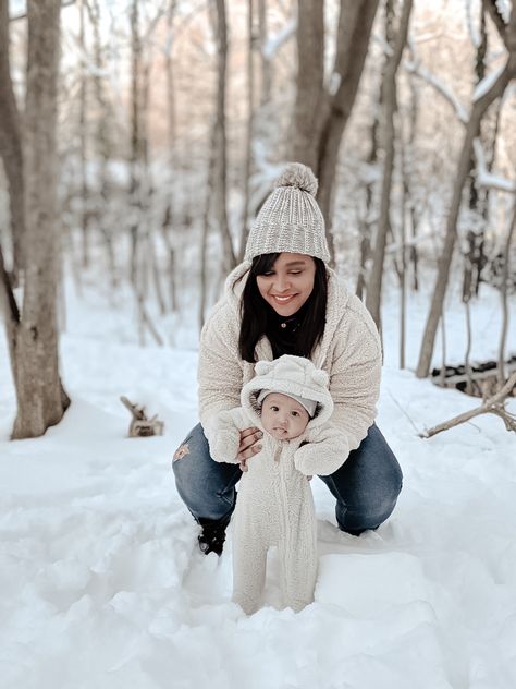 Baby Snow Pictures Photo Ideas, Newborn Snow Pictures, Snow Baby Photoshoot, Baby Snow Photoshoot, Baby Snow Pictures, Snow Baby Pictures, Winter Baby Pictures, Snow Family Pictures, 6 Month Baby Picture Ideas Boy