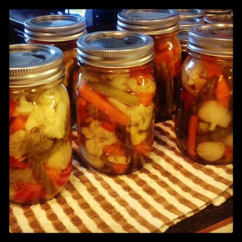 Image Canning Giardiniera Recipe, Pickled Veggies Recipe, Giardiniera Recipe, Quick Pickled Vegetables, Pickled Eggs Recipe, Hot Pickles, Fermented Veggies, Canning Pickles, Canning Ideas