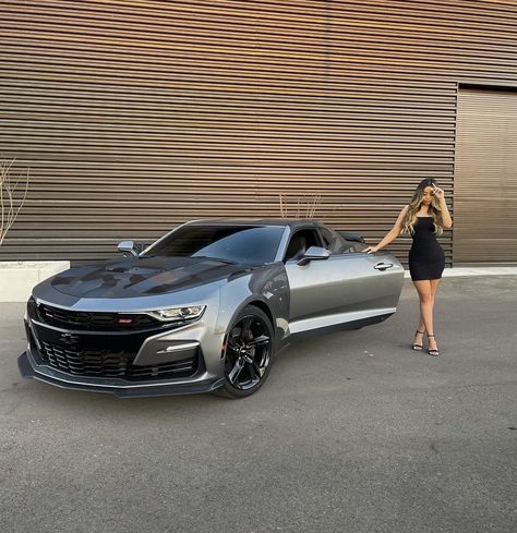 Camaro Picture Ideas, Best Sports Cars For Women, 2024 Cars For Women, Pretty Cars For Women, Camaro Photoshoot, Nice Cars For Women, Camaro 2ss, Camaro Convertible, Women Cars