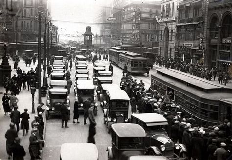 Detroit History Pictures 1920s Henry Ford founded Ford Motor Company in 1903, and the Dodge brothers and Chrysler also did business in Detroit. Detroit Cars, Detroit Motors, Journey To The Past, Detroit History, Rust Belt, Transportation Theme, Motor City, Detroit Michigan, Back In Time