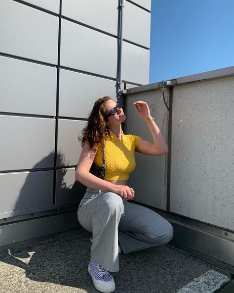 Anna-Lena | fashion blogger ☀️ on Instagram: “☀️☀️☀️ yellow polo shirt, yellow crop top, crop top inspo, bright colors, yellowstyle , yellow mood , yellow vibes , cute outfit , classy…” Yellow Polo Shirt, Outfit Classy, Yellow Crop Top, Top Crop, Cute Outfit, Bright Yellow, Bright Colors, Influencer, Fashion Blogger