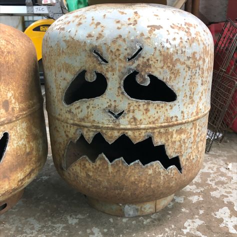 I made some rusty Pumpkins out of old propane tanks with a plasma cutter.  folks love them Propane Tank Pumpkins, Metal Tank, Bbq Smokers, Welding Art Projects, Halloween Crafts Decorations, Propane Tank, Welding Art, Scrap Metal, Scrap Metal Art