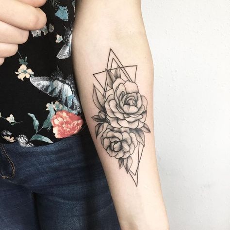 Arm Tattoos For Women Forearm, Tatuaje Cover Up, Wörter Tattoos, Inner Arm Tattoos, Inner Forearm Tattoo, Forarm Tattoos, Flower Tattoo Arm, Tattoos Geometric, Forearm Tattoo Women