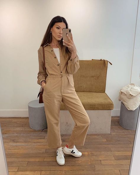 beige boilersuit, white sneakers #fashion How To Wear White Sneakers, Overall Fashion, Jumpsuit Outfit Casual, Casual Weekend Style, Beige Jumpsuit, Winter To Spring, Beige Outfit, Everyday Fashion Outfits, Boiler Suit