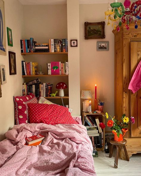 Open Storage Bedroom, Bedroom Ideas Colourful, Dopamine Room, Cosy Room Ideas, Reading Nook Bedroom, Top Bedroom Ideas, Bedroom Reading Nook, Cosy Apartment, Cosy Bedroom