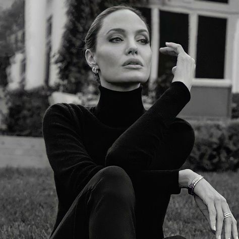 Angelina Jolie Photoshoot, Angelina Jolie Style, Lara Croft, American Beauty, Iconic Women, Angelina Jolie, Role Models, Pretty Woman, Business Women