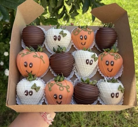 Chocolate Covered Strawberries Pumpkins, Thanksgiving Covered Strawberries, Mimosa Box With Strawberries, Cute Halloween Chocolate Covered Strawberries, Halloween Birthday Strawberries, Halloween Edible Arrangements, Pumpkin Chocolate Covered Strawberries, Fall Chocolate Strawberries, Halloween Themed Chocolate Strawberries