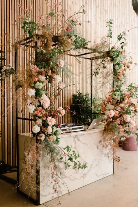 Wedding Expo Flower Booth, Wood Room Divider Wall Bohemian, Bar Installation Wedding, Flower Booth Design, Bar Flowers Wedding, Event Decoration Ideas Creative, Wedding Bar Decor, Living Room Elegant, Decoration Buffet