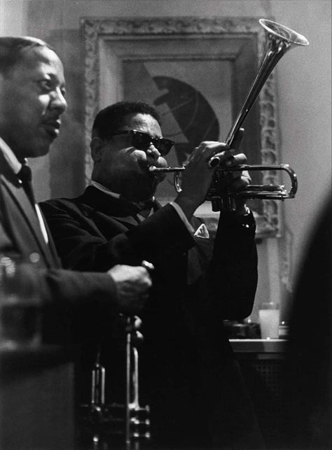 Jazz Black And White, Aesthetic Jazz, Roy Decarava, Jazz Aesthetic, Jazz Wall Art, Blk Art, 20th Century Music, Jazz Players, Dizzy Gillespie