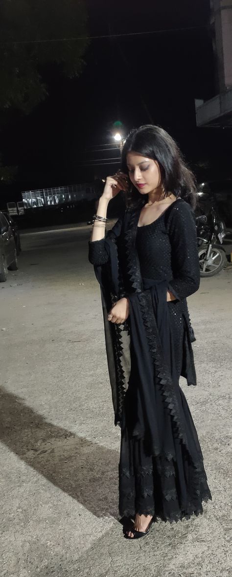 Solid black gharara look, wedding guest outfit idea. Poses At Wedding Guest, Black Gharara, Garara Dress, Shy Person, Selfie Pose, Guest Outfit, Selfie Poses, Outfit Idea, Wedding Guest Outfit