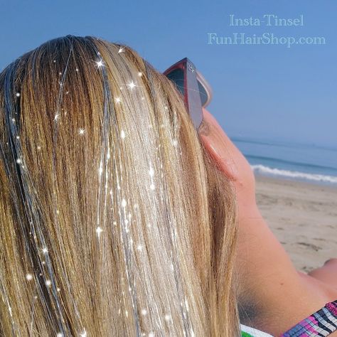 Hair Tinsel Aesthetic Blonde, Glitter Hair Extensions Blonde, Summer Hair Tinsel, Blonde Hair With Tinsel, Tinsel Ideas, Hair Sparkles, Tinsel Hair, Light Curls, Holographic Gold