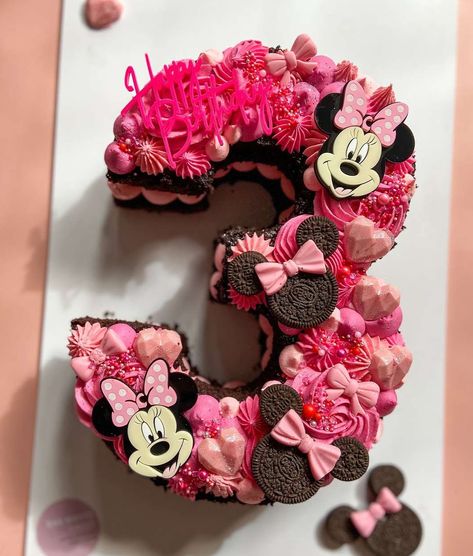 The sweetest Minnie themed cakes by our girls @cakegarden.au who went with Red Minnie bows and a matching name charm and @dasmakescakes who went all Pink with a HB charm ! Choose and customise your package online , will you be team pink or team red 🎀 2nd Birthday Cake For Girl, Minnie And Friends Cake, 7 Birthday Cake, Red Minnie Mouse Cake, Birthday Cake Minnie Mouse Pink, Red Minnie Cake, Mini Mouse Birthday Cake, Light Pink Minnie Mouse Cake, Torte Creative