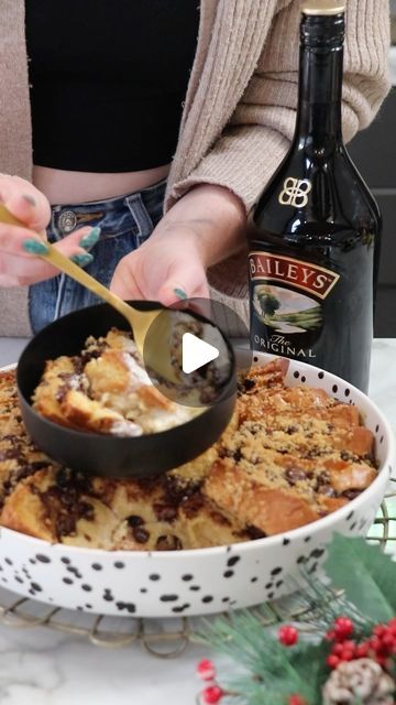 Jane Dunn on Instagram: "Baileys Bread & Butter Pudding 😍🎄 Recipe 👇  A delicious Baileys bread & butter pudding that’s perfect for the festive season – Baileys, brioche, chocolate, raisins and more! 🤤  You can adapt this to a bread type you have or prefer, from a white loaf to croissants, and the chocolate chips and raisins are optional! 🙌  ✨Recipe✨ ▪️400g brioche loaf ▪️unsalted butter ▪️75g raisins ▪️75g chocolate chips ▪️4 medium eggs ▪️200ml double cream ▪️200ml whole milk ▪️200ml Baileys ▪️50g caster sugar ▪️50g light brown sugar  ✨Method✨ ▪️Start by prepping your ingredients. I slice my bread into 2cm thick slices, and then also in half to get them to be shorter! ▪️Spread a small amount of unsalted butter onto each piece of bread, and then put the bread into your dish. How much Bread And Butter Pudding Recipe Easy, Brioche Bread And Butter Pudding, Brioche Bread Pudding, Brioche Loaf, Brioche Bread, Bread And Butter Pudding, Types Of Bread, Piece Of Bread, Bread Pudding