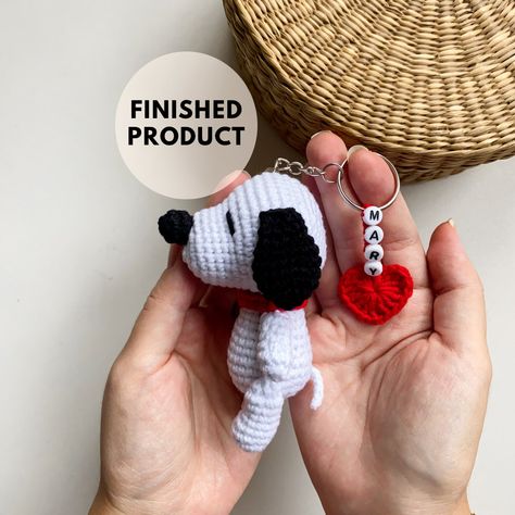 Crochet Dog Accessories, Snoopy Accessories, Snoopy Keychain, Crochet Snoopy, Marque-pages Au Crochet, Charm Crochet, Keychain Amigurumi, Amigurumi Keychain, Dog Tie