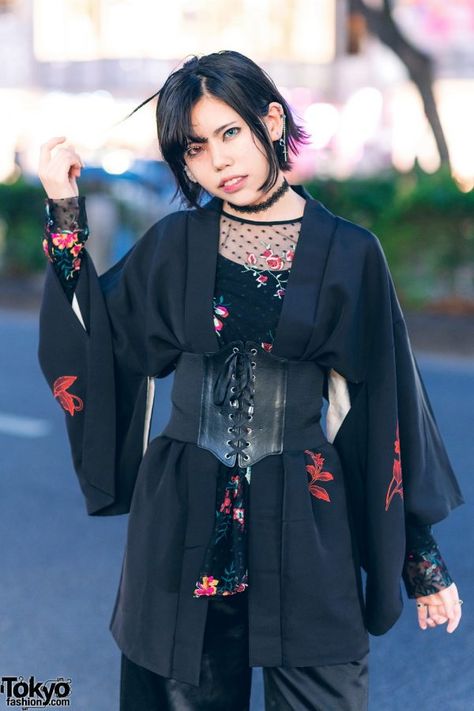 Casual Kimono Japanese, Kimono Fashion Street Style Casual, Earring Tattoo, Fringed Bob, Modern Kimono Fashion, Kimono Outfit Japanese, Kimono Street Style, Japanese Kimono Fashion, Japanese Street Style