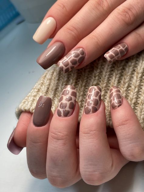 Giraffe Nail Art Design, Giraffe Nails Designs, Safari Themed Nails, Safari Theme Nails, Safari Nails Designs, Giraffe Print Nails, Giraffe Nail Art, Africa Nails, Tan Nail Designs