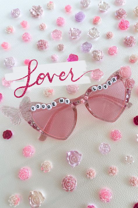 Unleash your inner Swiftie with these enchanting Taylor Swift-inspired heart sunglasses, meticulously adorned with shimmering rhinestones, delicate flowers, playful butterflies, and lustrous pearls for a truly magical look. Taylor Swift Sunglasses, Taylor Swift Lover Era, Lover Taylor Swift, Pink Era, Eras Outfit, Lover Taylor, Beaded Sunglasses, Eras Tour Outfit, Taylor Swift Lover