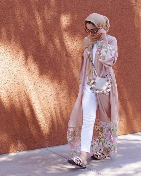 Pinterest @adarkurdish Decent Outfits, Iranian Fashion, Open Abaya, Stylish Hijab, Hijab Fashionista, Iranian Women Fashion, Mode Abaya, Muslim Fashion Hijab, Iranian Women