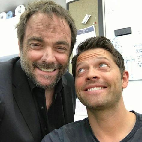 Crowley Supernatural, Supernatural Actors, Bobby Singer, The Fallen Angel, Supernatural Pictures, Mark Sheppard, Jensen And Misha, Spn Cast, Supernatural Destiel