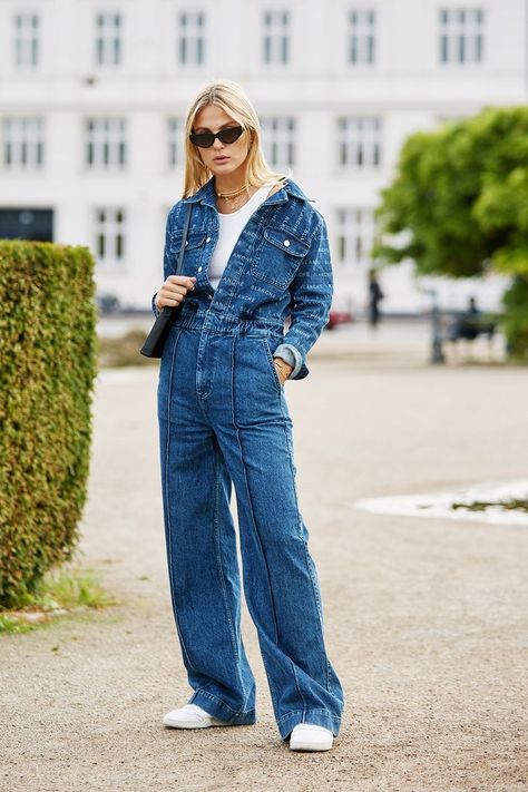 Denim Jumpsuit Styling, Jeans Jumpsuit Outfit, Denim Jumpsuit Street Style, Boilersuit Outfit, Boiler Suit Outfit, Jean Jumpsuit Outfit, Jumpsuits Outfit, Looks Total Jeans, Astro Dust