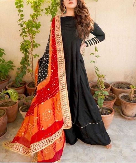 Chunri dupatta design ideas | Colorful chunri dupatta with plain suit, Long dress & chunri dupatta Black Anarkali Suits, Gharara Pants, Plain Suit, Asian Wedding Dress Pakistani, Anarkali Frock, Black Anarkali, Dupatta Design, Black Plain Dress, Black Frock