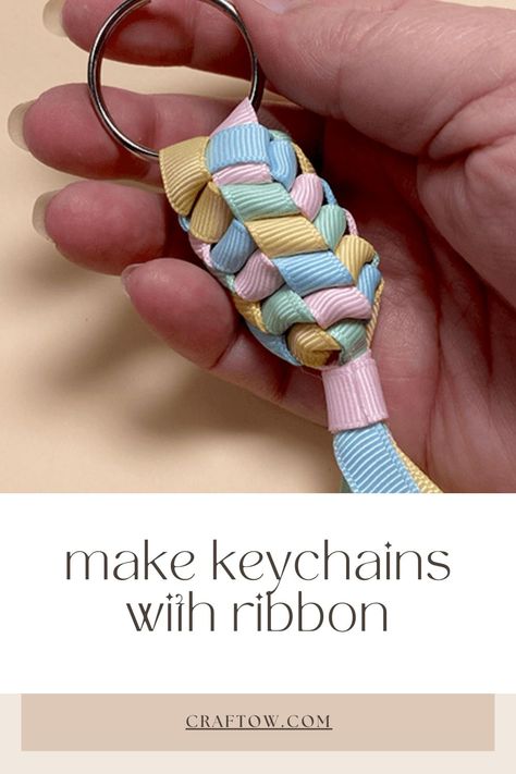 make keychains with ribbon Ribbon Keychains Diy, Make A Keychain, Keyring Craft, Make Keychains, Making Keychains, Grosgrain Ribbon Crafts, Ribbon Keychain, Keychains Diy, Ribbon Craft