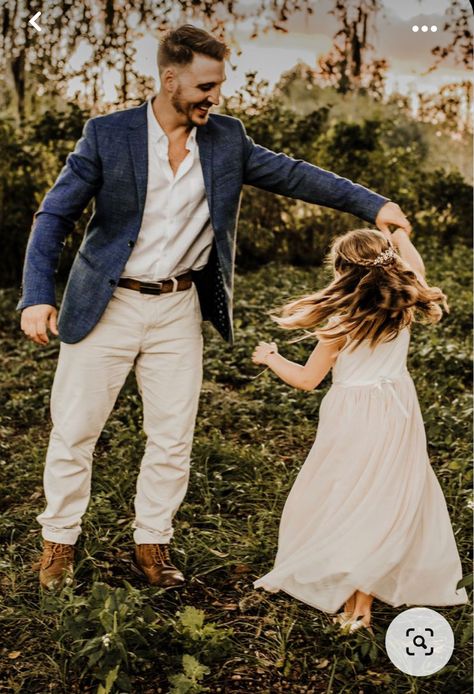 Daughter And Father Photoshoot, Father Daughter Family Photos, Dad And Kids Aesthetic, Good Dad Aesthetic, Daddy And Me Photo Shoot Mini Sessions, Dad Daughter Photoshoot, Dad Daughter Photos, Mom Dad Daughter Pictures, Dad Daughter Photography