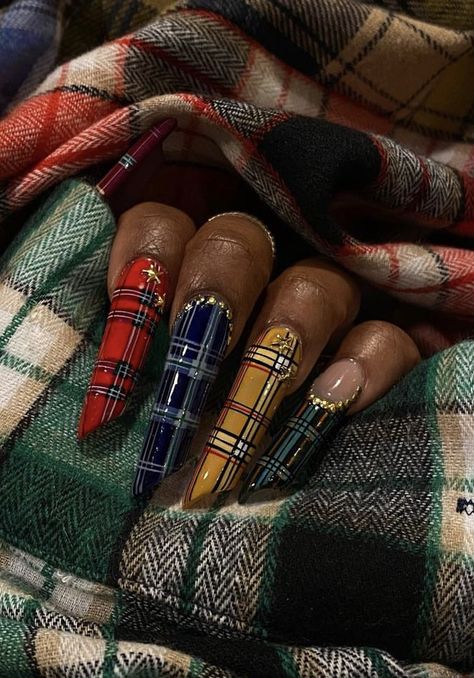 Fall Plaid Sweater Nails, Fall Nail Plaid, Working Nails Professional, Nail Layout Design, Plade Nails Fall, Thanksgiving Gel Nail Designs, Fall Thanksgiving Nails Design, Red Tartan Nails, Frame Nails Design