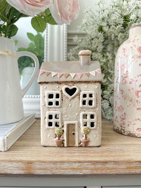 Pretty Cottage Candle House | With Love Abigailx Clay Cottage House, Diy Pottery Ideas, Clay House Ideas, House Ceramic, Pretty Cottage, Painted Ceramic Plates, Clay House, Country Interiors, Pottery Houses